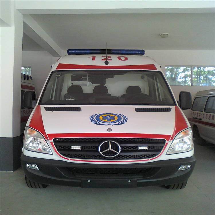 青岛接送病人的救护车配备随车医护人员