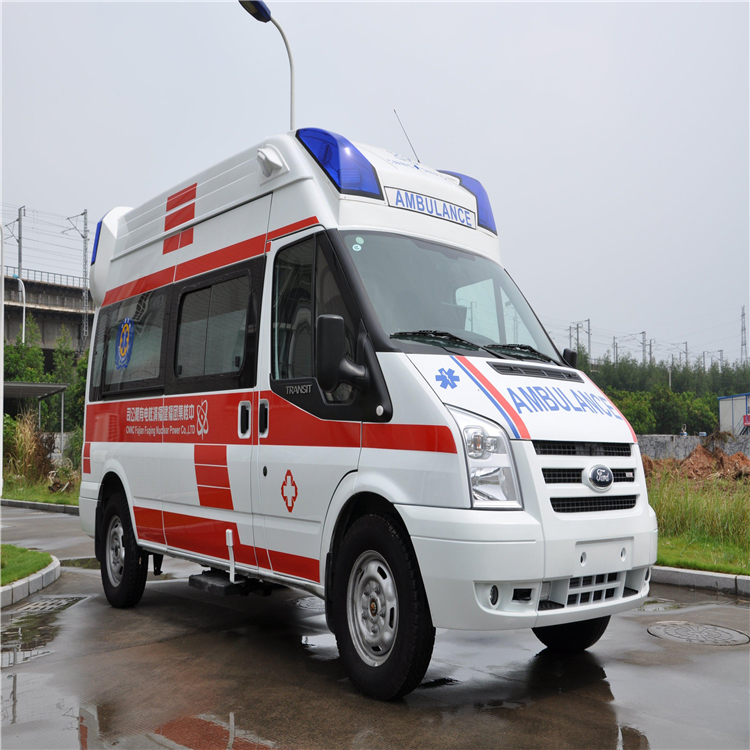 青岛接送病人的救护车配备随车医护人员