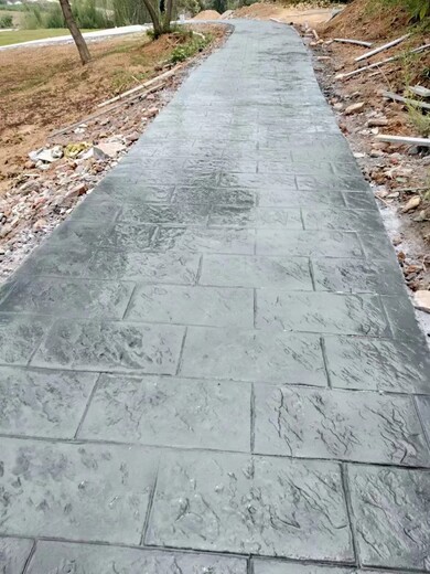 青岛彩色水泥压花路面材料公园压模地坪路面施工价格
