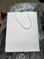 西安服装纸袋，个性蝴蝶结纸袋设计，西安纯白色纸袋定做