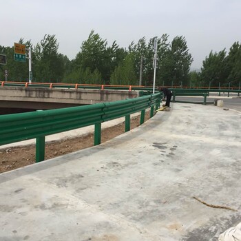 安康波形護(hù)欄鍍鋅道路護(hù)欄板二波波形綠色公路護(hù)欄板