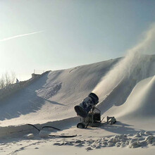 万丰人工造雪机造出的雪更适合滑雪