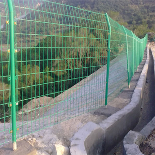 河北亮腾长期供应高速公路护栏网园林护栏网锌钢护栏图片5