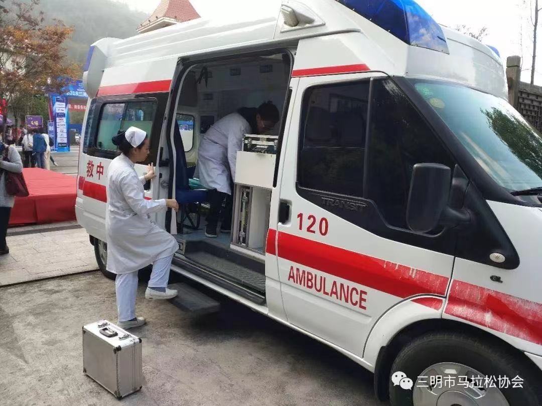 天津救护车长途转院收费标准--随车医护人员