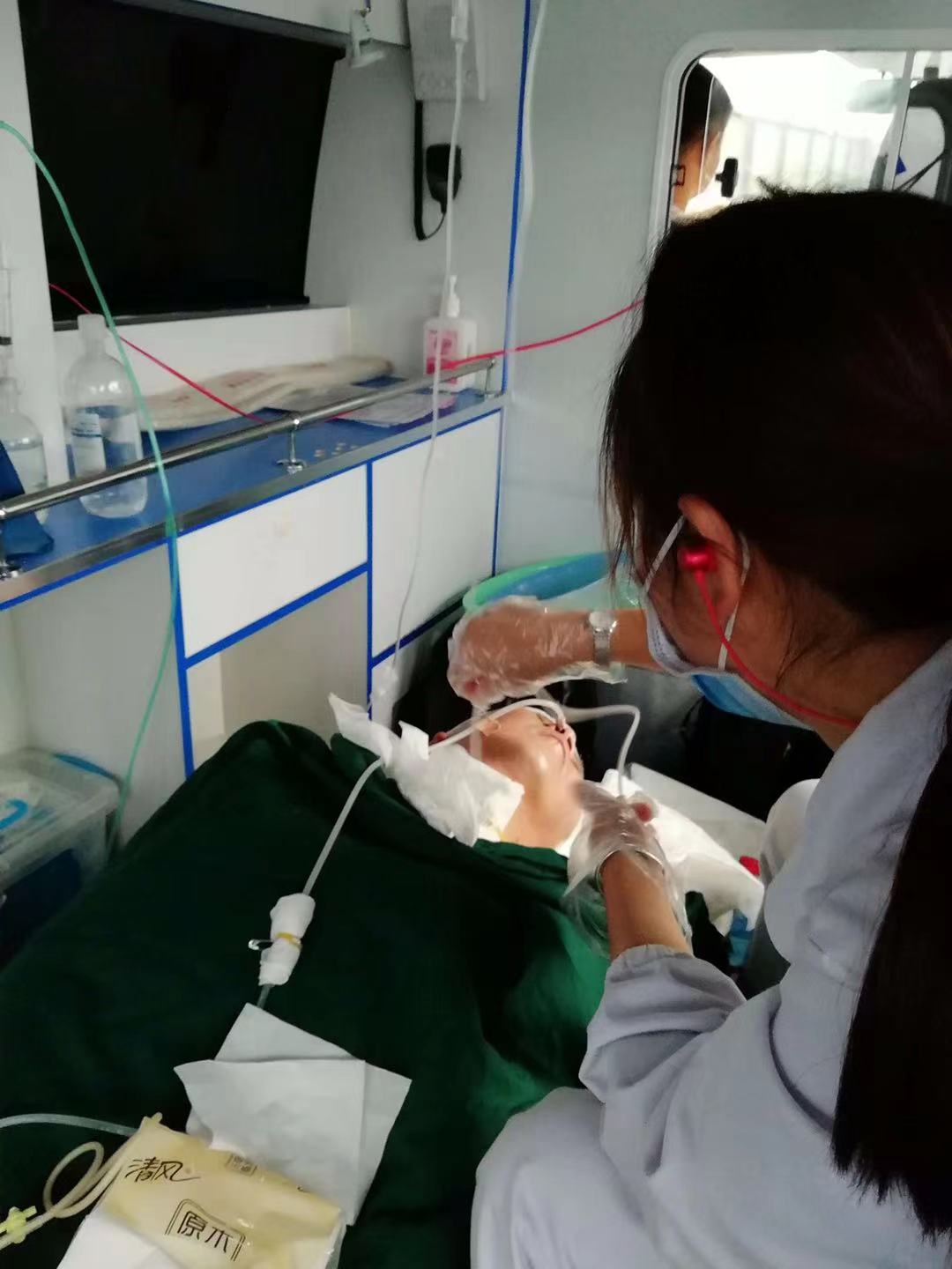 桂林病人长途转运救护车出租--24小时服务热线