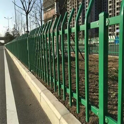 PVC塑钢草坪护栏锌钢草坪栏杆市政绿化带护栏护栏厂家