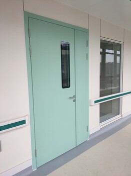 工人测量洞口定做净化门洁净气密门供应医院病房间医用钢质门