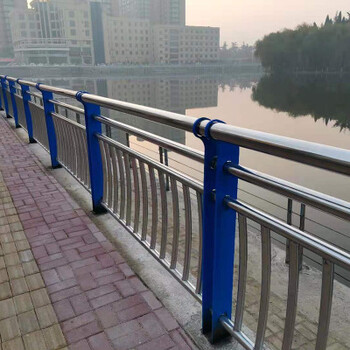 重庆桥梁铸造石栏杆河道仿木护栏厂家桥梁栏杆仿树皮围栏