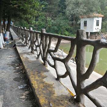 手工泥塑仿木欄桿廠家四川仁馬混凝土河道仿石護(hù)欄施工