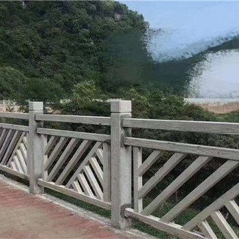 手工泥塑仿木欄桿廠家四川仁馬混凝土河道仿石護(hù)欄施工