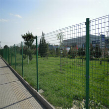 江西高速公路护栏网铁丝网围栏高安市隔离防护网果园钢丝双边丝护栏