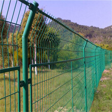 新余市包塑铁丝网围栏分宜县果园双边丝护栏网高速公路隔离护栏网