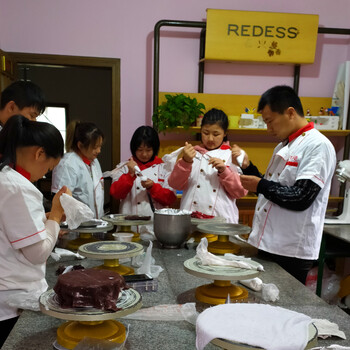 中国焙烤培训基地南阳学蛋糕培训学校