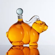 河间华企手工艺吹制十二生肖酒瓶兔子造型玻璃工艺酒瓶图片