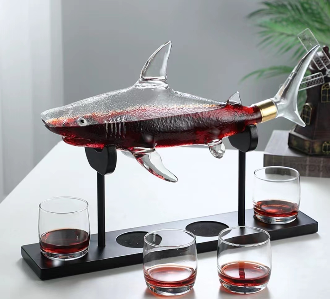 河间华企手工艺吹制异形鲨鱼造型高硼硅玻璃泡酒瓶醒酒器