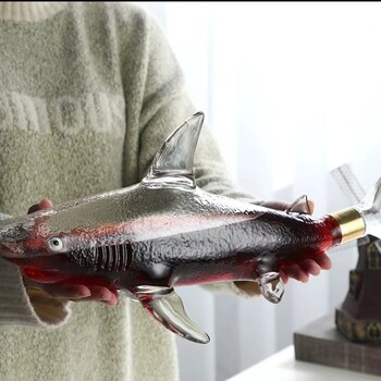 河间华企手工艺吹制鲨鱼造型高硼硅玻璃醒酒器容器1000ml