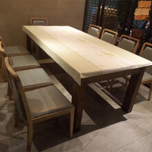 领汉根据K08川菜馆餐桌椅的风格选择合适家具