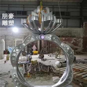 選用地產(chǎn)鉆戒雕塑制造廠家-校園異形類制造-展示鉆戒雕塑