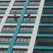 广州花都区芙蓉镇外墙清洗，高空洗外墙，蜘蛛人清洗工厂外墙玻璃