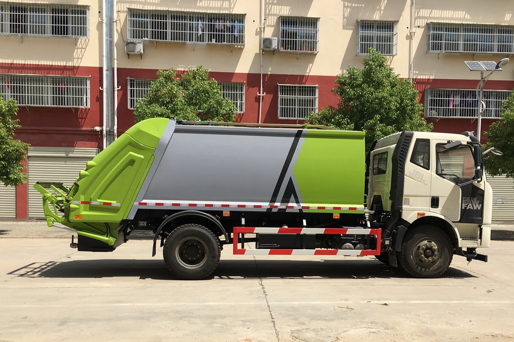 通化小型压缩垃圾车多少钱自装卸式环卫垃圾车