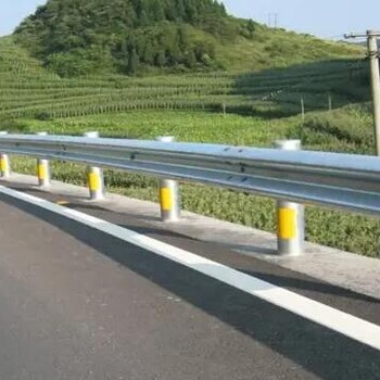 公路防撞波形護(hù)欄