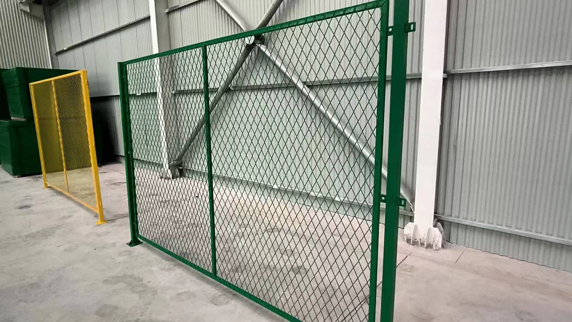 钢板网护栏围栏现货实体厂家生产线