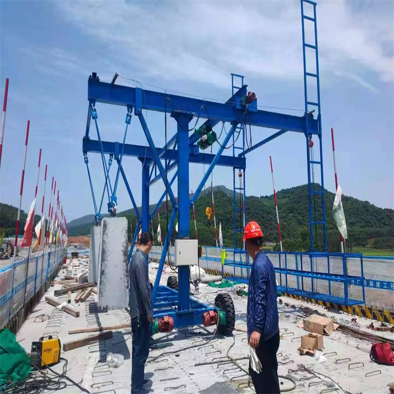 山西陵川县防撞墙模板台车吊装作业平台一体机