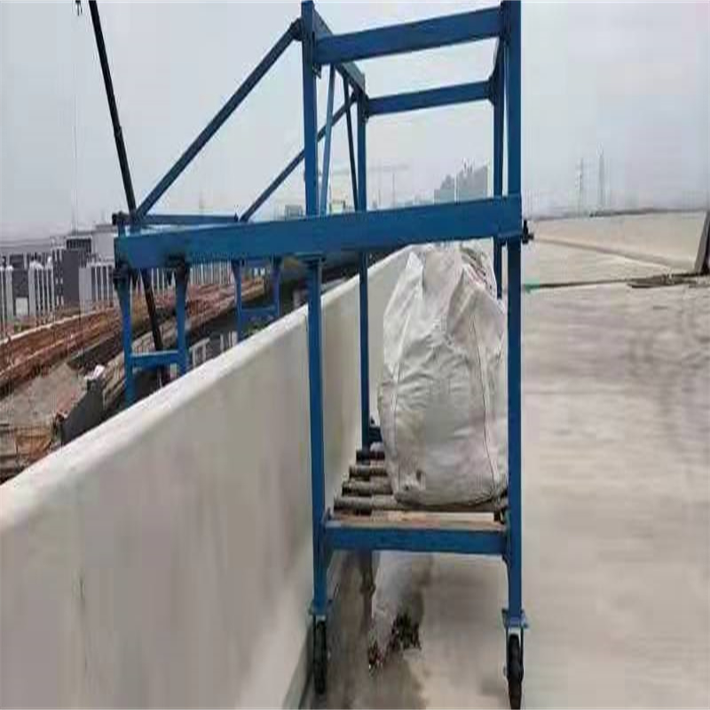 陕西渭南临渭区1T型防撞墙模板台车吊装作业平台一体机