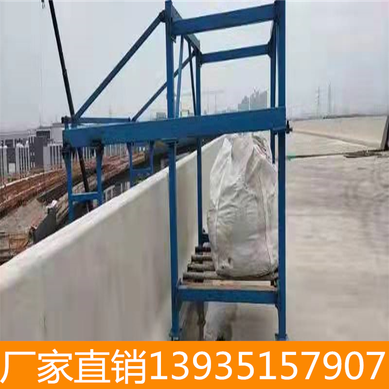 海南文昌市防撞墙模板台车吊装作业平台一体机