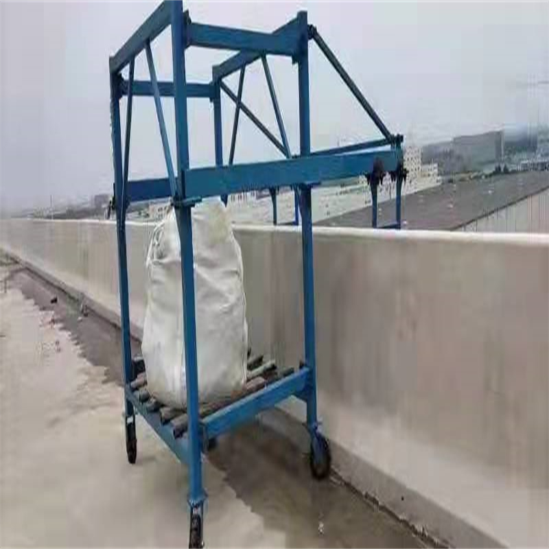 海南定安县防撞墙施工台车吊装作业平台一体机