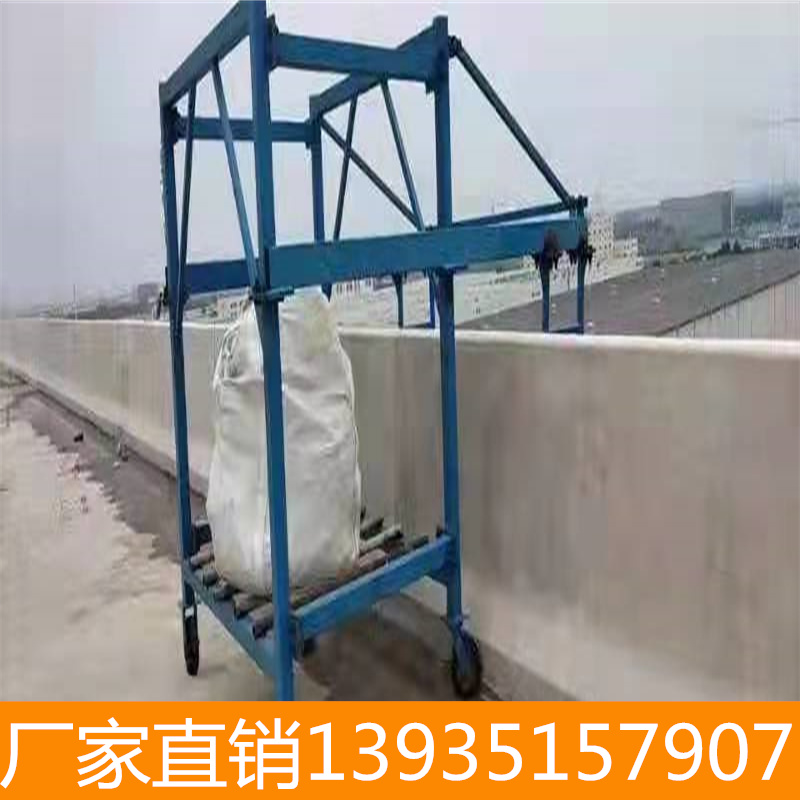 山东肥城市1T型防撞墙模板台车吊装作业平台一体机
