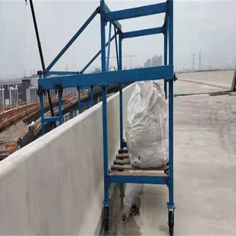 云南保山龙陵县桥梁水管安装台车吊装作业平台一体机