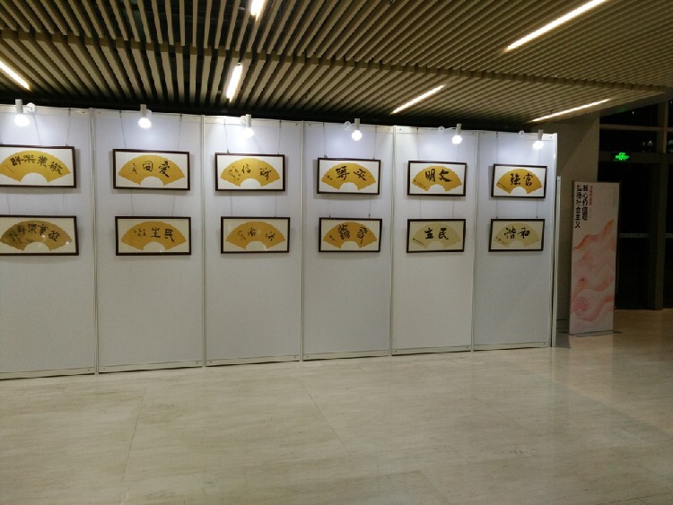 上海务美画展展示板架子芜湖制作上海务美务美牌白色八棱柱挂画展览板