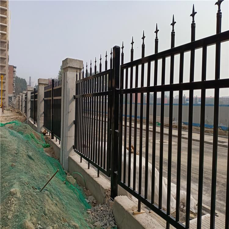 肇庆小区铁栏杆定做价格搅拌站围墙锌钢护栏三横杆围墙栅栏
