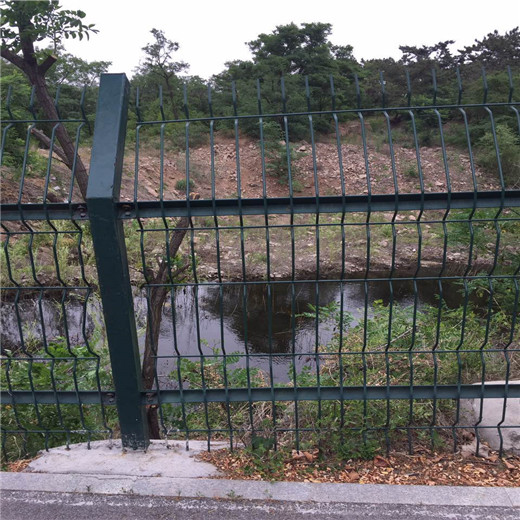河南安陽水渠河道護(hù)欄-圈山鐵絲網(wǎng)圍欄