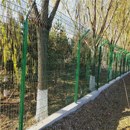 甘肅張掖水渠河道護(hù)欄-水源區(qū)隔離護(hù)欄