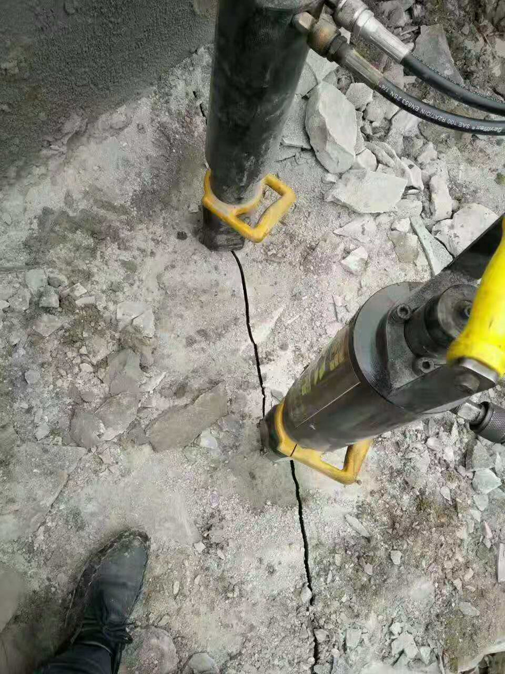 混凝土破除岩石分裂机