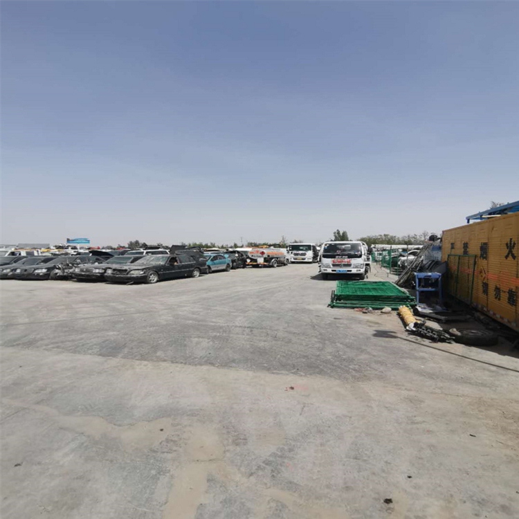 在图木舒克宝马330Li重庆报废车回收公司车辆处理厂子