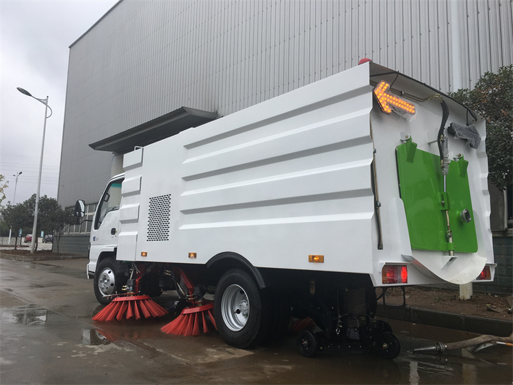 桂林雁山區(qū)全吸式掃路車款式新穎